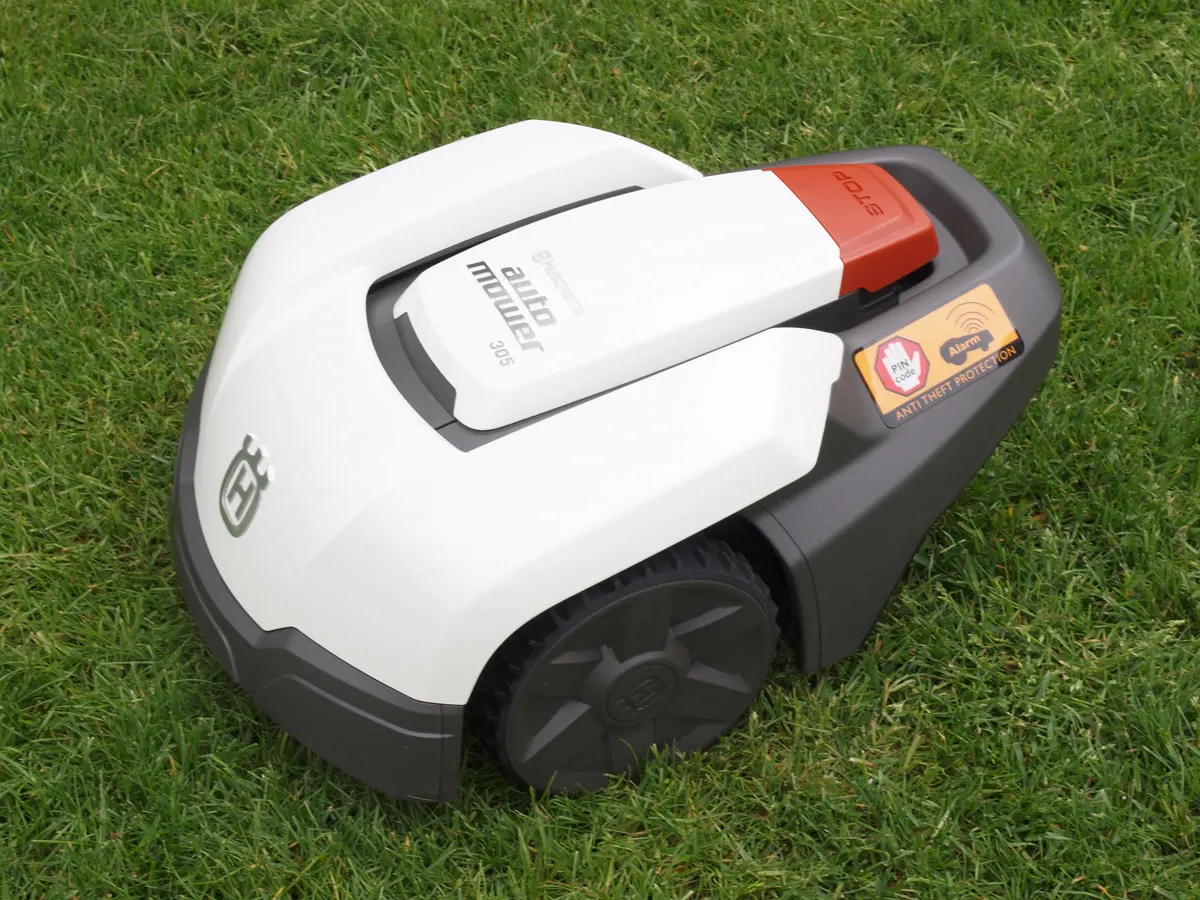 Robotska kosilica Husqvarna Automower 305, srodni model, na travnjaku