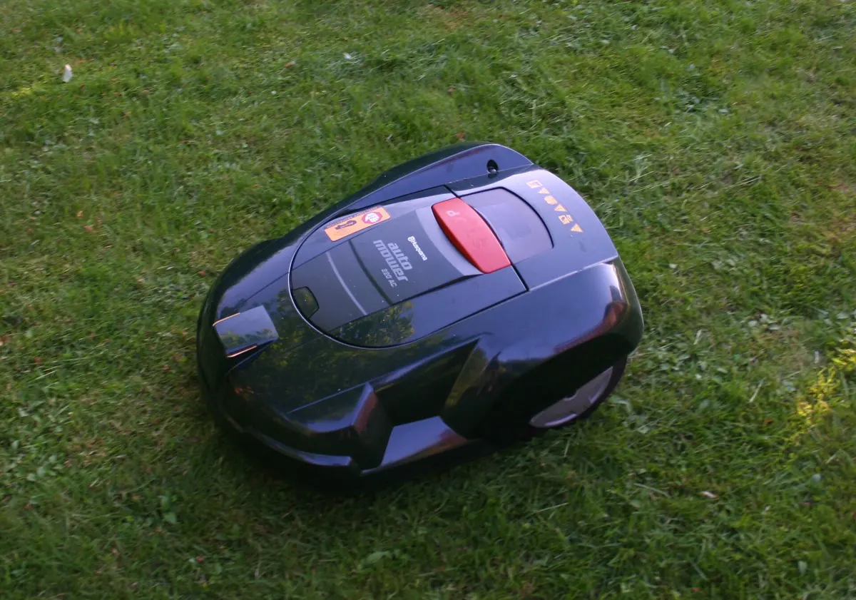 Robotska kosilica Husqvarna Automower, stariji srodni model, na travnjaku