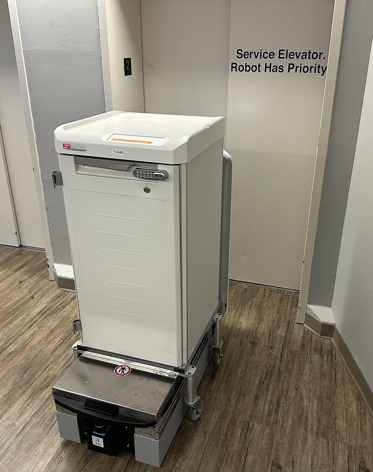Bolnički dostavni robot ispred servisnog lifta