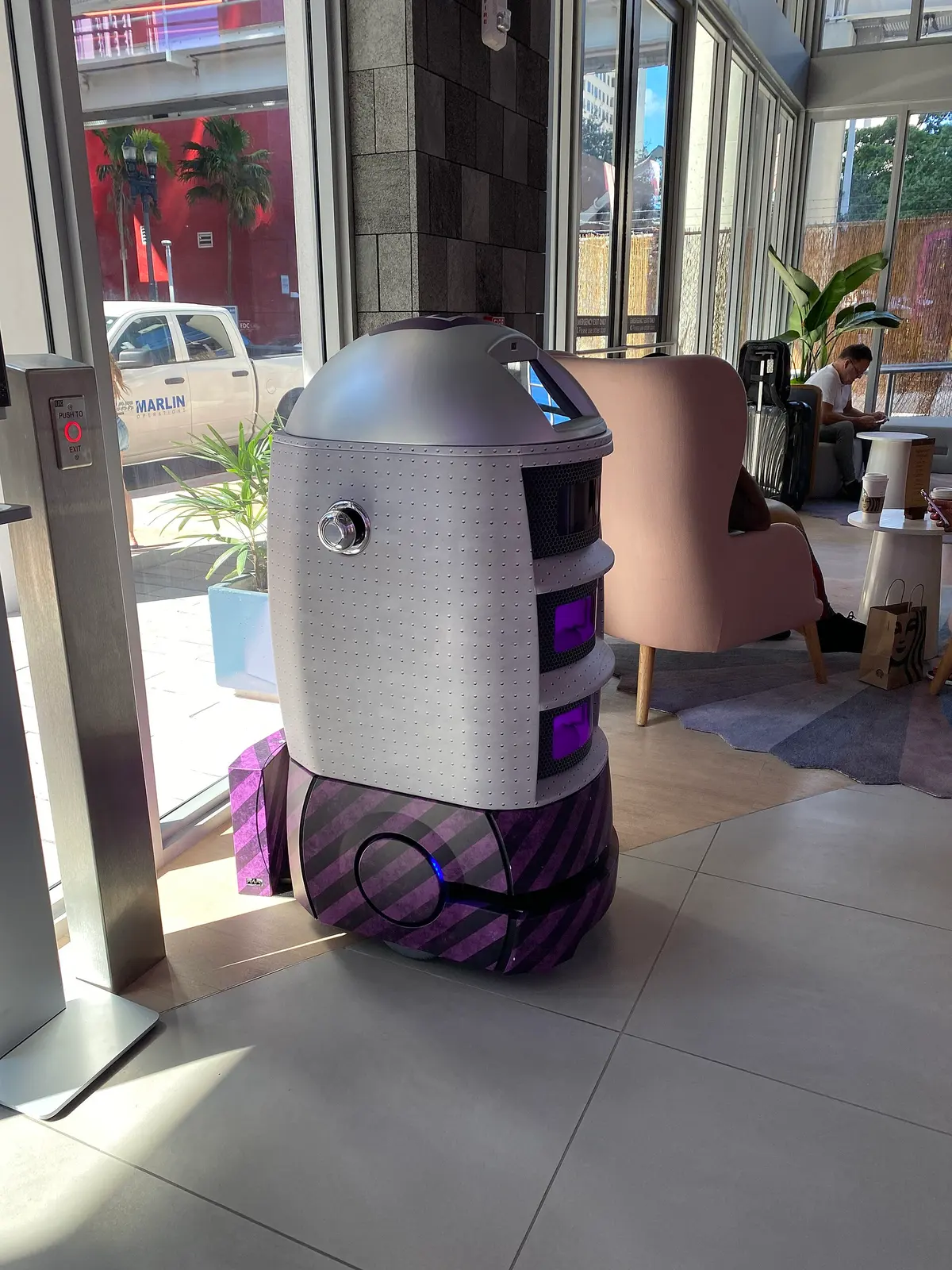 Dostavni robot u predvorju hotela