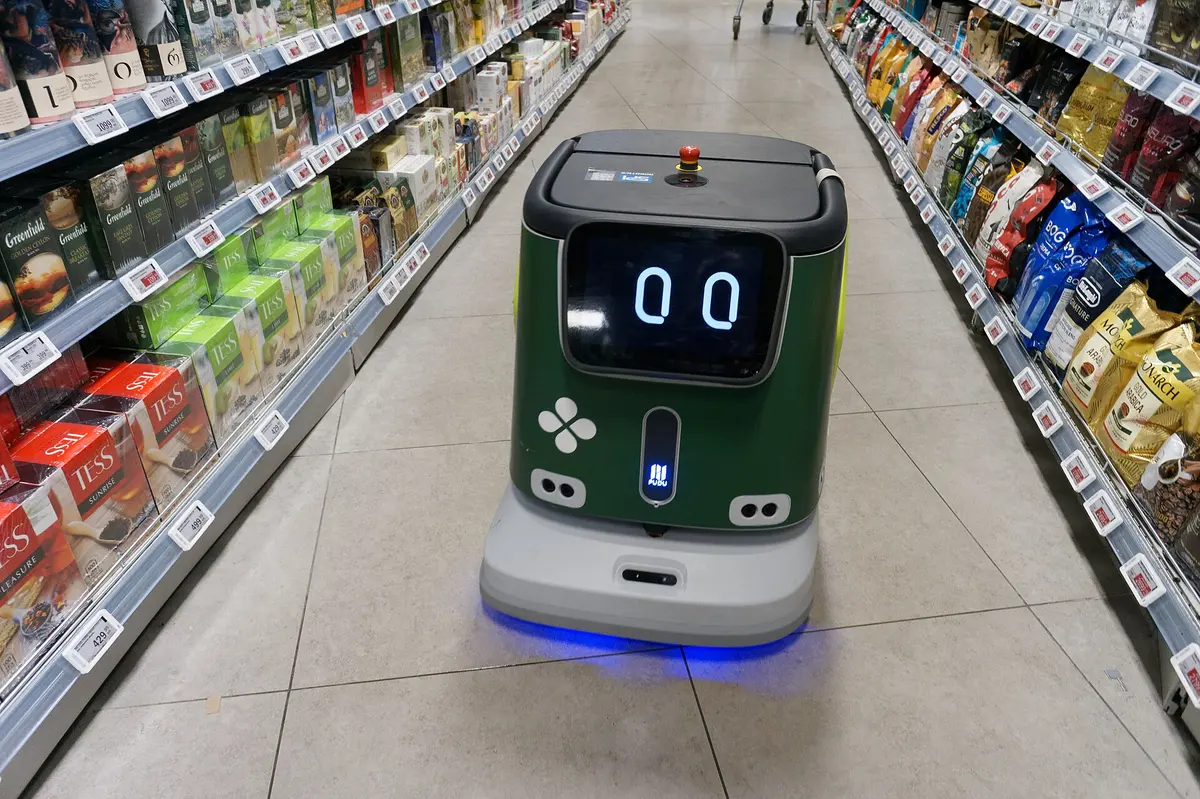 Robot za čišćenje Pudu CC1 u prolazu trgovine