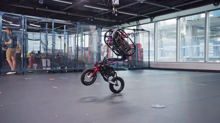 Robot nalik biciklu skače, vozi na stražnjem kotaču i radi salto u zraku