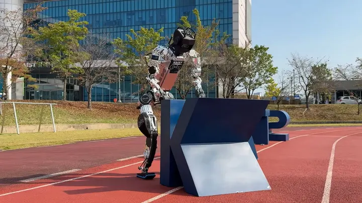 Korejski humanoid iz KAIST-a gura teret od 35 kilograma i slaže slova od predmeta