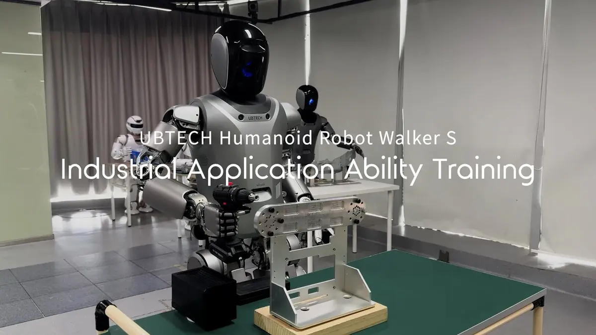 Prizor iz videa: UBTECH Walker S2 humanoidni robot